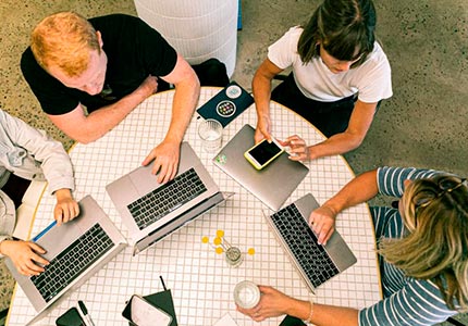 Pessoas reunidas em uma mesa iniciando um projeto de startup.