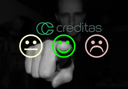 Creditas, homem apontando para pesquisa de satisfação positiva.