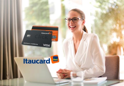 Mulher mexendo em um laptop e sorrindo bem feliz porque está vendo dois cartões de crédito Itaucard Click Platinum.