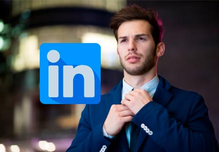 Homem arrumando terno e logo do LinkedIn.