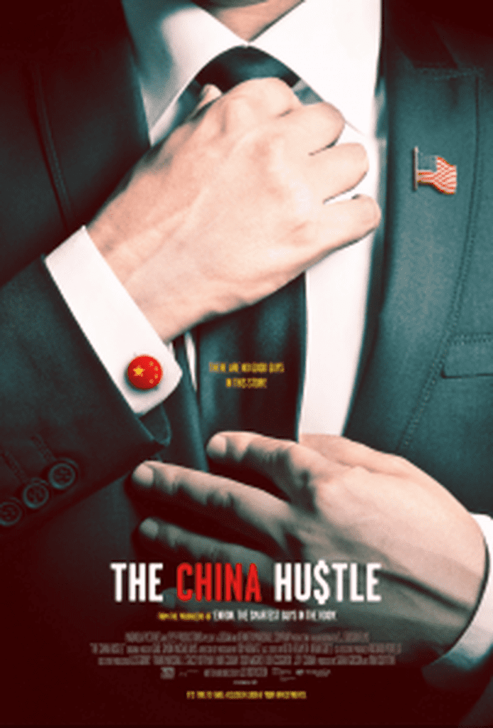 Homem ajustando a gravata preta em um terno preto e camisa branca. Abaixo cartaz do documentário China hustle.