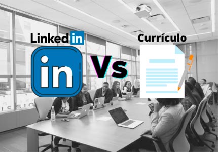 Logomarca do LinkedIn, um x para representar comparação com um currículo que está do outro lado. Ao fundo um escritório.