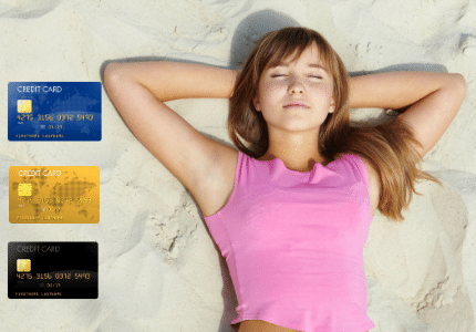 Mulher deitada tranquilamente na areia com três opções de cartão de crédito ao lado.