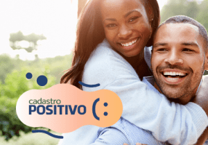 Casal feliz ciente do Cadastro Positivo.