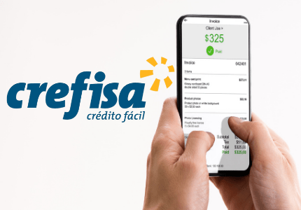 Logomarca da Crefisa e mãos mexendo no aplicativo da empresa em um celular.
