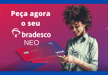 Mulher mexendo no aplicativo Bradesco e à frente o cartão de crédito Bradesco NEO.