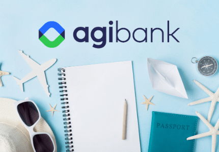 Logomarca do Agibank junto com caderno, caneta, avião em miniatura, óculos escuro e barquinho de papel.