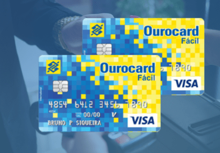 Dois cartões de crédito Ourocard fácil um atrás do outro.
