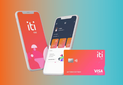 Celular na vertical com aplicativo da conta iti na tela, outro celular em frente a ele com tela também no aplicativo e cartão de crédito iti ao lado.