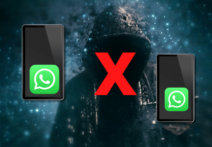 Pessoa em ambiente sombrio com capuz e dois celulares com o ícone do whatsapp.
