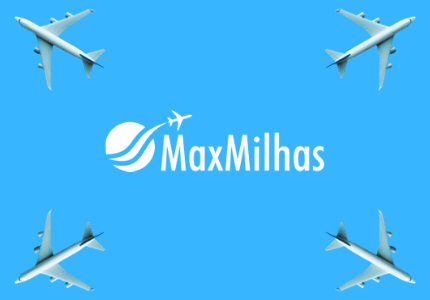 Logomarca do programa de milhas MaxMilhas com um avião em cada um dos quatro cantos.