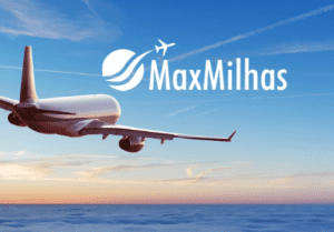Avião sobrevoando o mar com um céu azul. Logomarca da MaxMilhas.