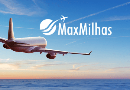 Avião sobrevoando o mar com um céu azul. Logomarca da MaxMilhas.