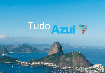 Vista do pão de açúcar na cidade do Rio de Janeiro e acima a logomarca do programa de benefícios Tudo Azul.