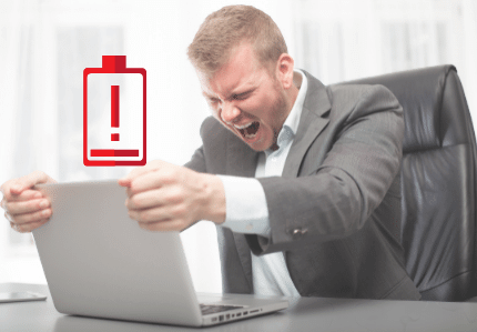 Homem de terno dando um grito e fechando a tela do laptop porque está com estresse e em situação de burnout. Em cima do laptop um desenho de uma bateria vermelha com uma exclamação indicando que a energia está esgotada.