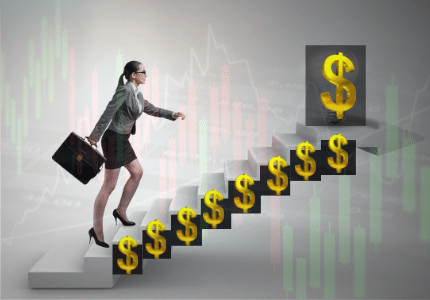 Mulher executiva subindo escada de cifrões.