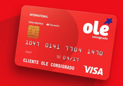 Cartão de crédito Olé vermelho e em fundo de mesma cor.