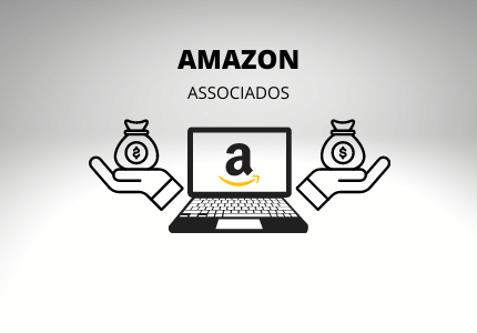 Laptop com a logo da Amazon na tela e acima escrito Amazon Associados. Cada lado da tela sai o desenho de uma mão carregando um saquinho de dinheiro que tem o símbolo de um cifrão.