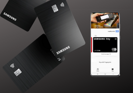 Cartão de crédito Samsung preto, itaucard e aplicativo representado em uma tela de celular.