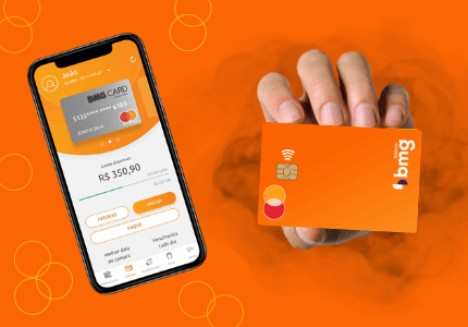 Mão segurando cartão laranja da BMG, bandeira Mastercard e aplicativo do banco.