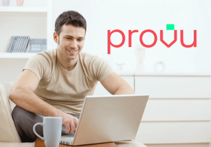 Homem mexendo no laptop com uma caneca de café do lado. Logomarca do empréstimo online Provu.