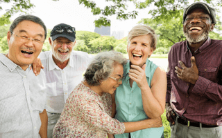 Idosos felizes, rindo e se abraçando com a opção de empréstimo consignado BX Blue.