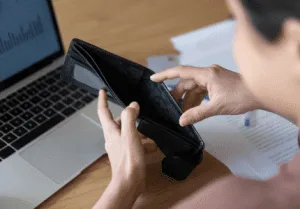 Sem dinheiro? Veja como ele pode estar fugindo de você!