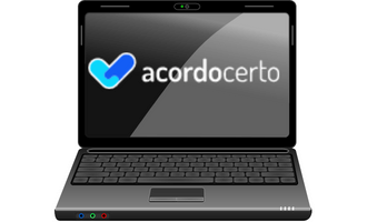 Laptop com logomarca da plataforma de renegociação de dívidas Acordo Certo.