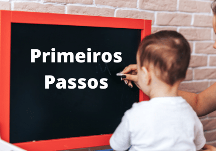 Mãe escrevendo "Primeiros Passos" com giz no quadro para bebê ver.