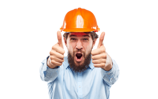 Engenheiro de chapéu laranja e camisa social acenando positivamente com as duas mãos.
