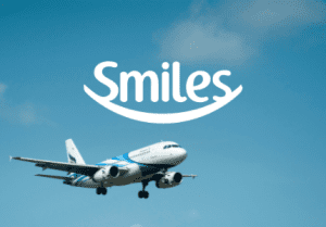 Avião voando em céu azul com logomarca do Clube Smiles.