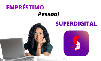 Mulher feliz mexendo no laptop e ao fundo logomarca do Empréstimo Pessoal Superdigital.