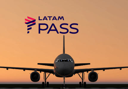 Logomarca Latam Pass em cima de avião.