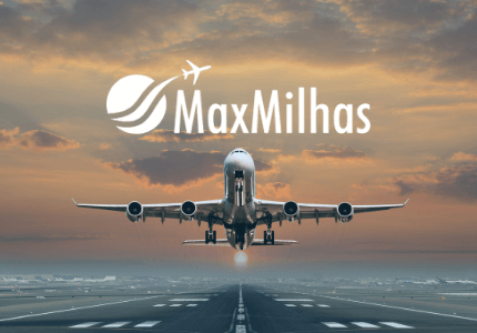 Avião decolando da pista de pouso e logomarca da MaxMilhas.