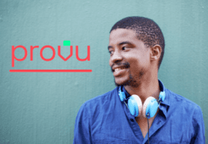 Homem com headphone olhando para logomarca do Empréstimo Online Provu.