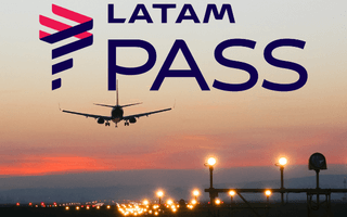 Avião saindo da pista de decolagem com logomarca da Latam Pass acima.