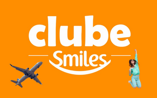 Avião e mulher pulando de alegria com escrita Clube Smiles no centro.