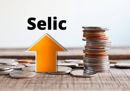 Moedas e uma seta amarela com o escrito "Selic" em cima.