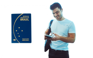 Homem que sabe como tirar o seu Passaporte feliz porque está com o Passaporte na mão ao lado de outro Passaporte maior.