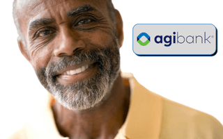 Homem de meia idade com barba grisalha e logotipo do Agibank, ilustrando o produto "empréstimo consignado"