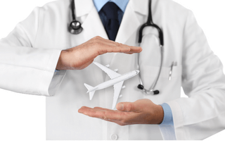 Médico protegendo um avião em miniatura representando o seguro de viagem do cartão de crédito. 