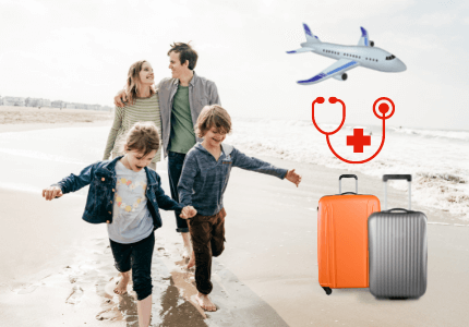Casal de homem e mulher e dois filhos andando felizes na orla da praia porque estão com a cobertura do seguro viagem do cartão de crédito. Avião, estetoscópio e duas malas.