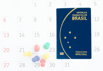 Passaporte em cima de um calendário marcando a validade do Passaporte brasileiro.