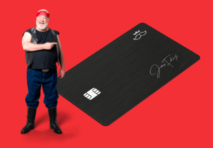 imagem ilustrativa de fundo vermelho com pessoa de jaqueta de motociclista apontando para cartão rappi de cor preta.