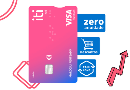 Cartão de crédito iti do Banco Itaú. Colado nele estão três etiquetas, cada uma com um dos principais benefícios deste cartão.