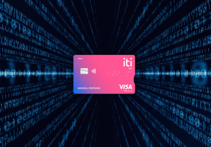 cartão Iti, banco digital itau, cores em degrade azul para rosa e escrito em braile