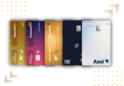 Exemplos de cartões de crédito do Banco Itaú enfileirados.