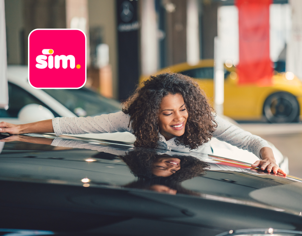 Mulher conquistando sonho do carro novo com empréstimo SIM