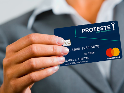pessoa segurando o cartão de crédito proteste