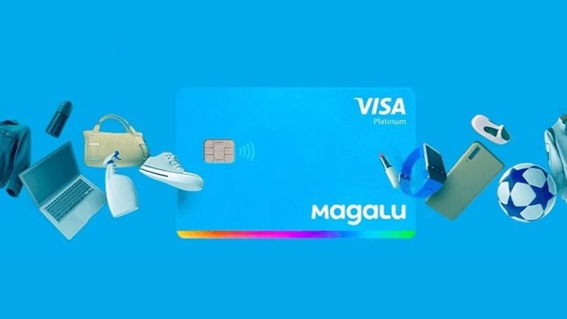 Novo Cartão de Crédito Magalu Visa Platinum azul, da empresa Magazine Luiza, rodeado por produtos das lojas que podem gerar cashback.